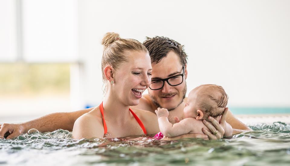 Far, mor og baby til babysvømning