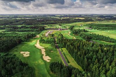 Luftfoto af Lübker og golfbanerne